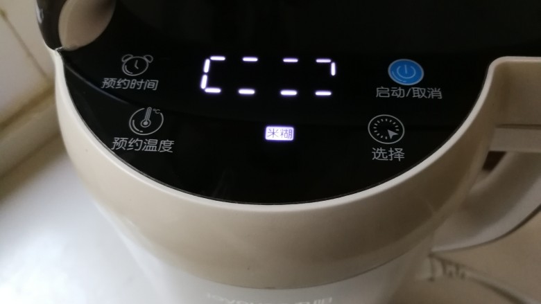 黑木耳红豆米糊,豆浆机通电,选择米糊键,自动打米糊