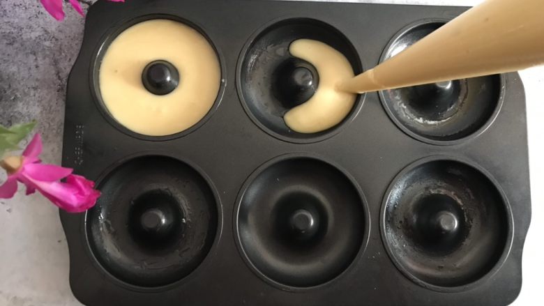 甜甜圈🍩烤箱版,模具刷一层油,挤进入模具里 八分满