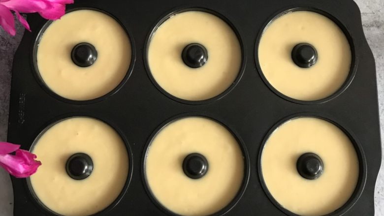 甜甜圈🍩烤箱版,在桌子上震几下,震出大气泡,放入提前预热好的烤箱,上下火155度 15-20分钟