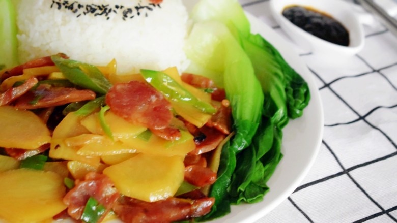 香肠土豆片盖浇饭,味道很棒哦!