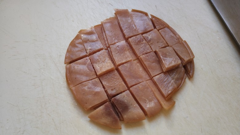 火腿披萨,将火腿切丁或块