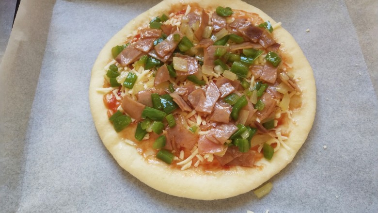 火腿披萨,把食材铺在上面