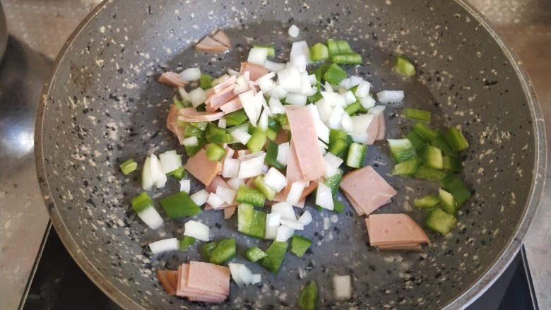 火腿披萨,锅里烧少许食用油炒香食材
