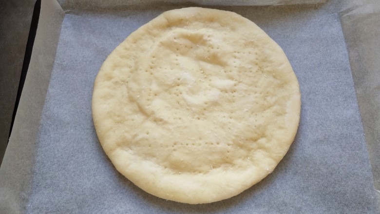 火腿披萨,准备好一张披萨饼底,我这个是自己做的饼底冷冻了,吃的时候拿出来回温直接做