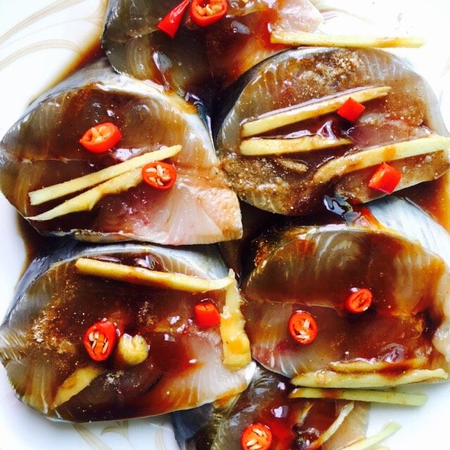 香煎马鲛鱼,腌制十分钟,待时间到后再翻面腌制十分钟
