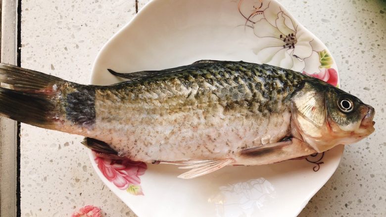 油炸糖醋版孔雀开屏鱼-年夜饭、宴请菜类,买来一只活鱼,杀好洗净。(什么鱼都可以,比较没有刺的鱼最好,最好是活鱼,口感好)