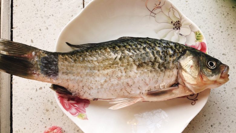 油炸糖醋版孔雀开屏鱼-年夜饭、宴请菜类,买来一只活鱼，杀好洗净。（什么鱼都可以，比较没有刺的鱼最好，最好是活鱼，口感好）