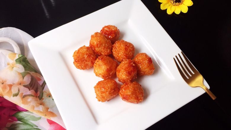 剩米饭逆袭-糖醋饭团,出锅,装盘!