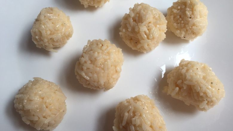 剩米饭逆袭-糖醋饭团,戴上干净的手套,将米饭捏成丸子;