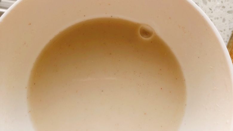 油炸糖醋版孔雀开屏鱼-年夜饭、宴请菜类,取3勺淀粉,加少许水,搅拌后倒入锅中勾芡。