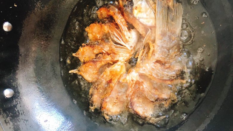 油炸糖醋版孔雀开屏鱼-年夜饭、宴请菜类,炸至一面金黄后翻面,借助漏勺和一双筷子可轻松翻面。
