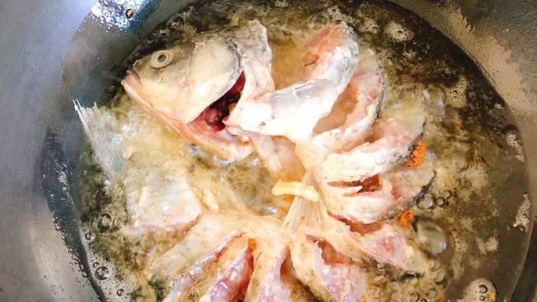 油炸糖醋版孔雀开屏鱼-年夜饭、宴请菜类,将漏勺一起放到锅中炸一会稍定型后,轻轻将漏勺抽出。