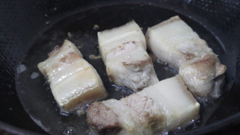 腻不腻--私房东坡肉,锅中放油,放入花花肉四面煎金黄色