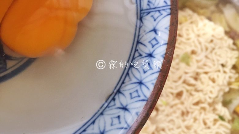一碗有腔调的方便面,等面稍有点煮开(拿筷子戳一下略有点松散,不象刚开始时那么硬)就可以把蛋放进去了,再约2分钟就可以关火了