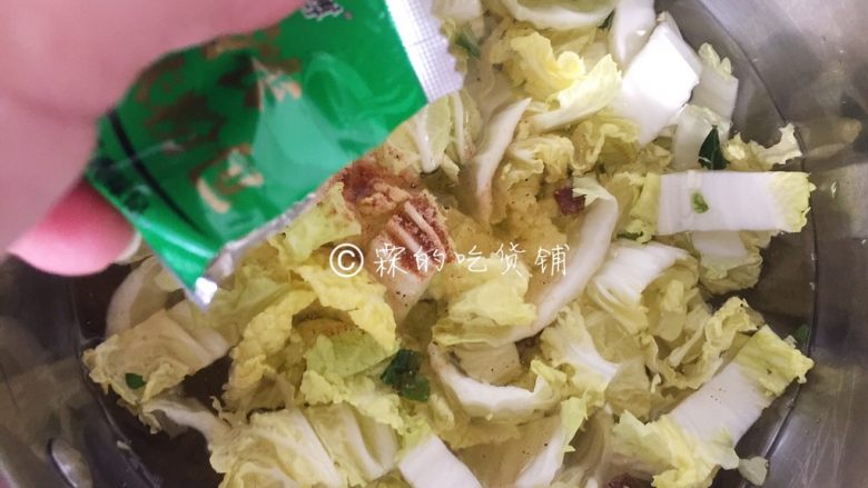 一碗有腔调的方便面,方便面里的料包也在这时放入,以便蔬菜能更好的吸入味道,然后盖上锅盖煮