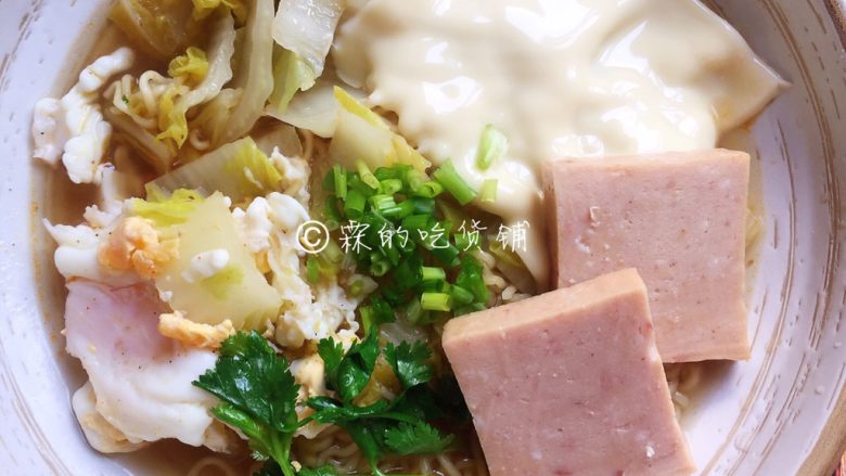 一碗有腔调的方便面,有香菜的话也可以放上两根,没有就忽略