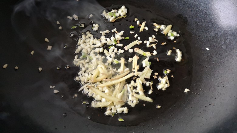 金针菇番茄龙利鱼,锅中倒入少许油烧热，姜丝、蒜末煸出香味。