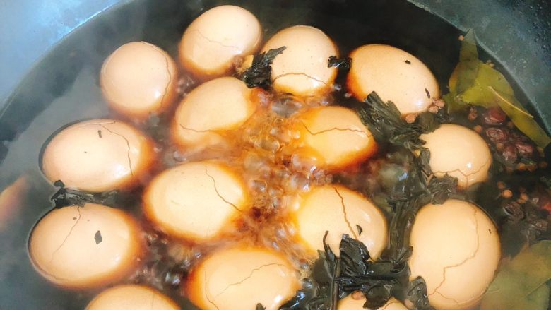 正宗茶叶蛋,中小火慢慢煮鸡蛋,煮开10分钟后,关火。