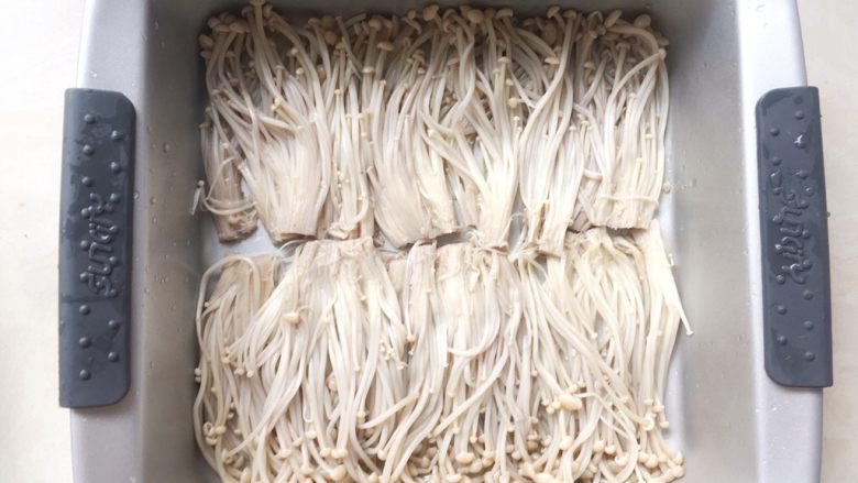 酱香烤鱼,我用的阳晨的方盘,大小正好能放下,先在盘底均匀的铺上一层金针菇