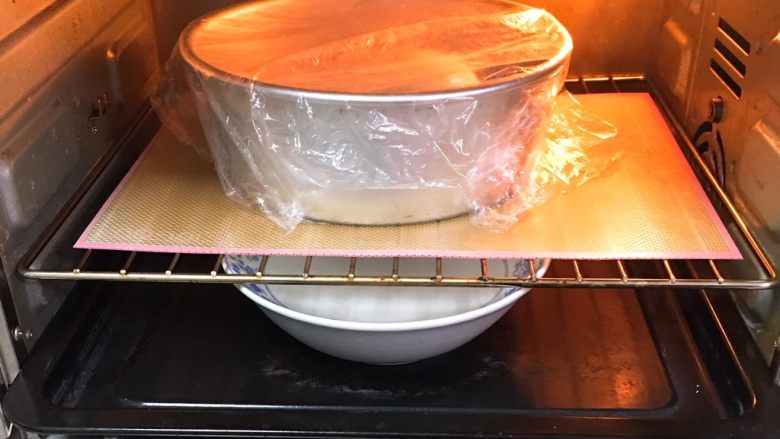 核桃味吐司,烤箱发酵档,底部放一碗热水,发酵60分钟,每隔30分钟更换一次热水。