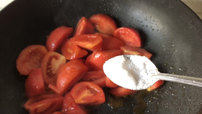西红柿鸡蛋汤,可以加一点盐帮助番茄出水,喜欢汤浓一点的就多炒炒