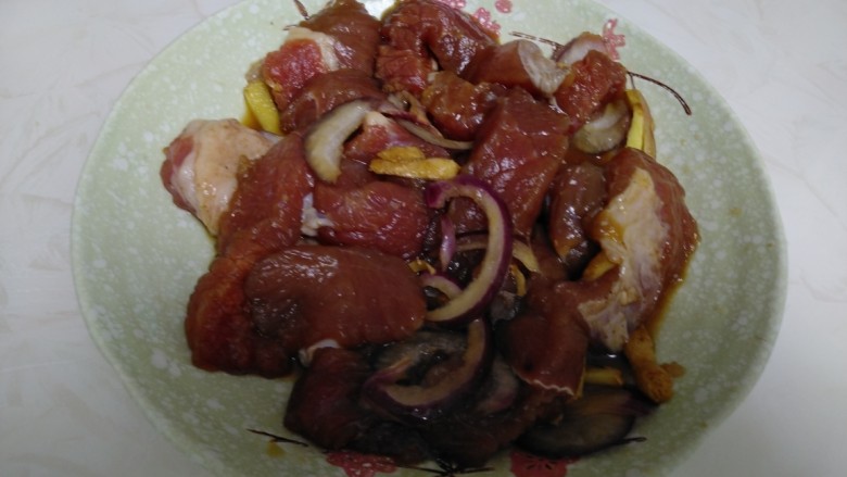 孜然牛排,把🐷买的<a style='color:red;display:inline-block;' href='/shicai/ 216'>牛肉</a>从冰箱拿出，消冻后洗净切指头宽的条，加入适量盐、<a style='color:red;display:inline-block;' href='/shicai/ 718'>料酒</a>、耗油、<a style='color:red;display:inline-block;' href='/shicai/ 788'>生抽</a>、<a style='color:red;display:inline-block;' href='/shicai/ 37'>姜</a>丝、<a style='color:red;display:inline-block;' href='/shicai/ 29'>洋葱</a>丝用手抓均匀，腌制3小时。。