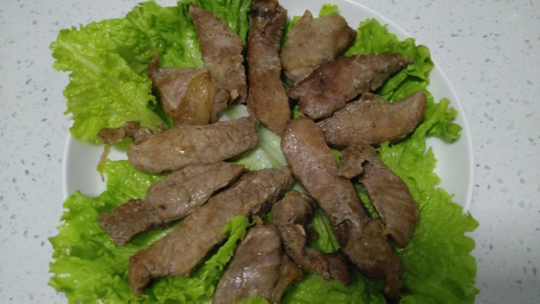 孜然牛排,<a style='color:red;display:inline-block;' href='/shicai/ 121'>生菜</a>排入盘中，再摆上牛肉。