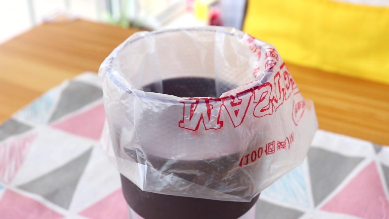 手指饼干,裱花嘴装入裱花袋中,装到高脚杯中,备用
tips:不用裱花嘴也可以哦