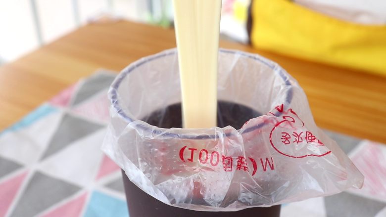 手指饼干,将面糊倒入备好的裱花袋中
tips:此时可以开始预热烤箱