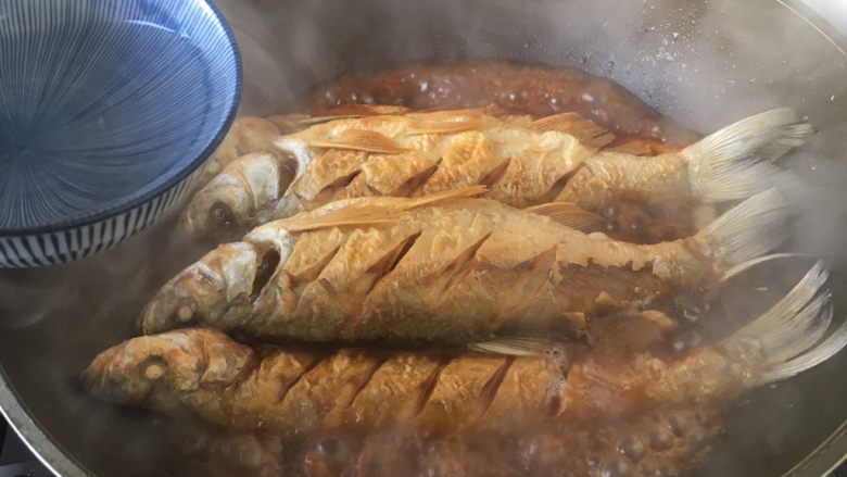 红烧鲢鱼,倒入3小碗的水,水的量与食材齐平。
