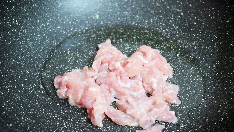 家常炒刀削面,原锅倒入适量的食用油烧热,放入猪肉翻炒至变色变白