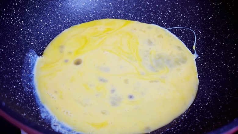 青椒炒鸡蛋,锅中倒入适量的食用油烧热,倒入鸡蛋液