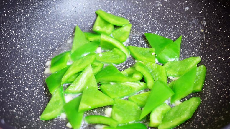 青椒炒鸡蛋,加入青椒,翻炒至断生