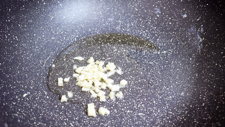 青椒炒鸡蛋,原锅倒入适量的食用油烧热,放入蒜末炒出香味