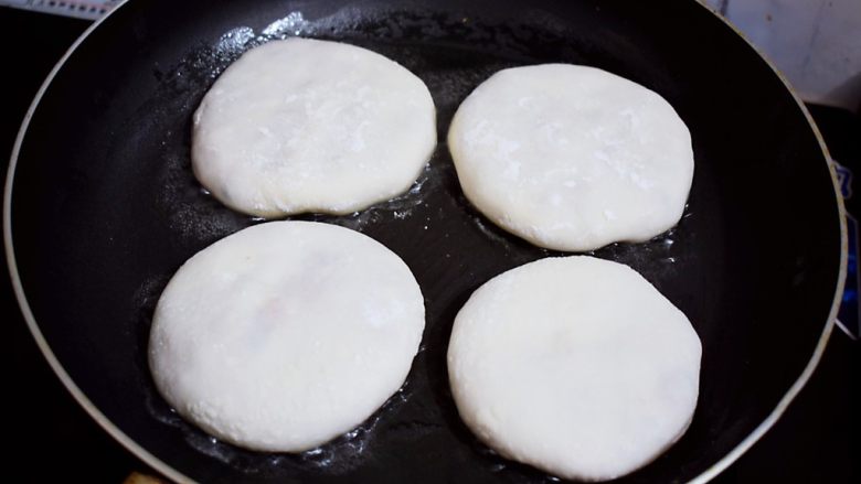 鲜肉馅饼,平底锅倒入适量的食用油烧热,放入馅饼生坯