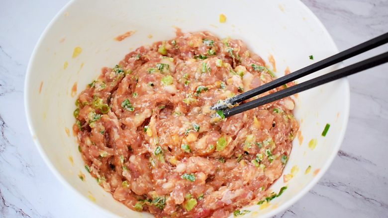 鲜肉馅饼,用筷子顺时针搅拌均匀,无需上劲,这样肉馅就做好了