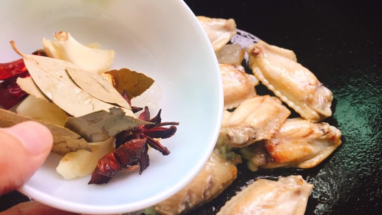 红烧五香鸡翅,陆续加入配料,翻炒均匀