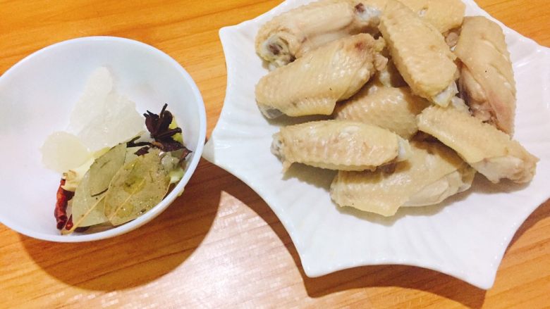 红烧五香鸡翅,捞出沥干水分,准备好配料