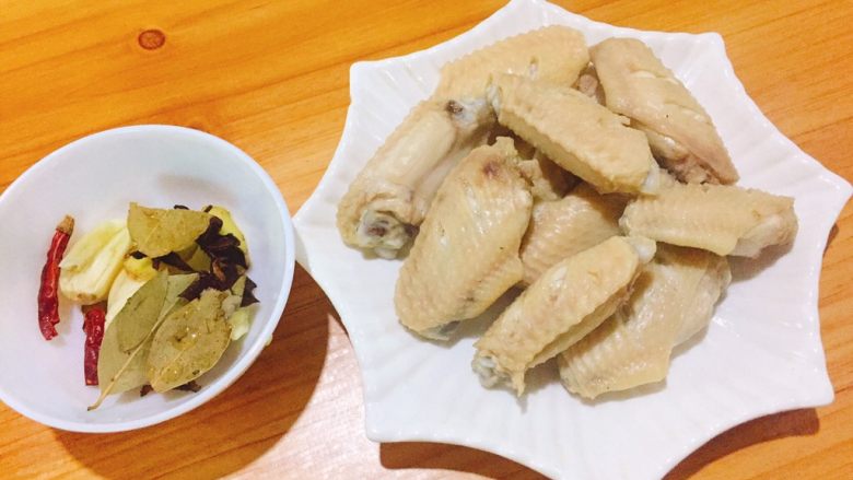 红烧五香鸡翅,捞出沥干水分,准备好配料