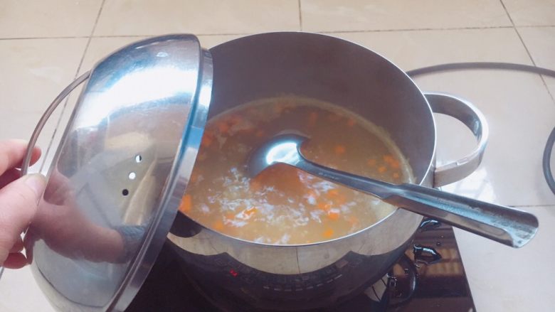 南瓜小米粥,大火煮开,小火煮20分钟。