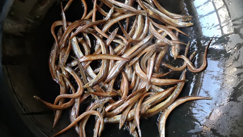 辣炒小鱼干,锅里适量油(比平时炒菜量多一点),下入小鱼干,中小火煸炒2-3分钟至酥后沥油捞出备用。