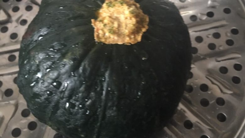 南瓜藜麦牛奶羹,1️⃣ 南瓜洗净,放入锅中蒸40分钟(蒸熟即可)。