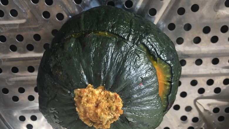 南瓜藜麦牛奶羹,4️⃣ 煮熟的南瓜切小半当盖子,挖出里面的南瓜果肉再重新放入南瓜中。