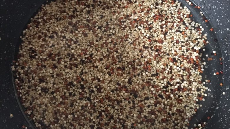 南瓜藜麦牛奶羹,2️⃣ 藜麦提前浸泡30分钟,放入锅中加水(水:藜麦比例为1.5:1),大火烧开转小火煮。
