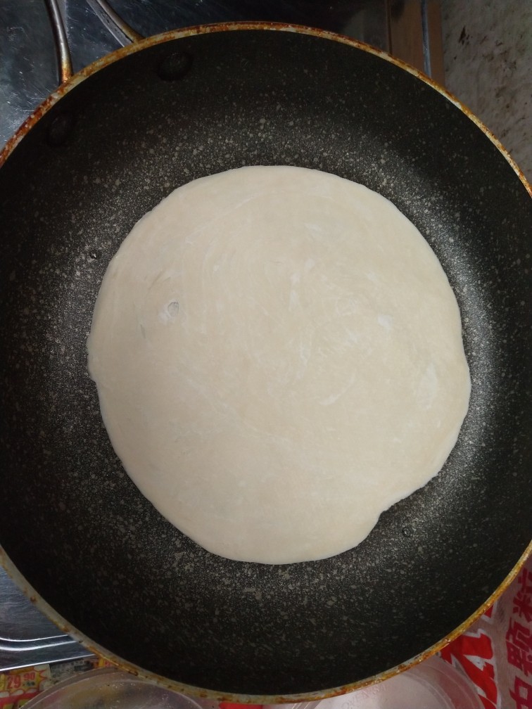 手抓饼,用不粘锅，小火加热<a style='color:red;display:inline-block;' href='/shicai/ 15438'>饼皮</a>，不时翻个面。