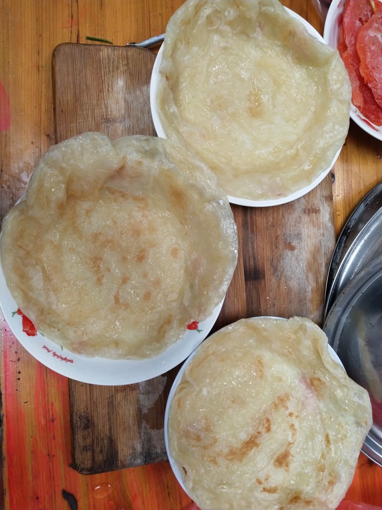 手抓饼,加热完后盛出来放盘子上