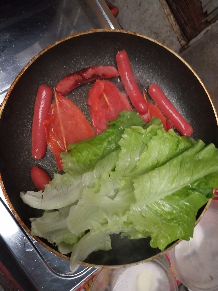 手抓饼,刷点油，放入<a style='color:red;display:inline-block;' href='/shicai/ 4430'>里脊肉</a>、热狗、生菜