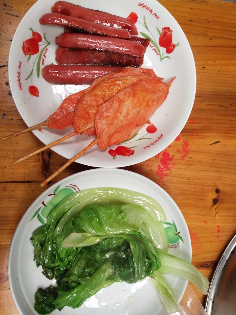 手抓饼,配菜热好后也盛出来，放另外一个盘子上。