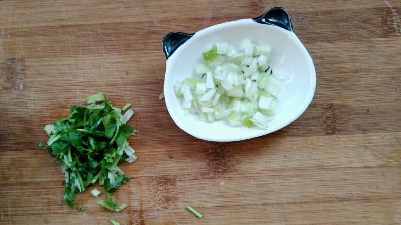 菠菜煎饼果子,准备葱花和香菜。