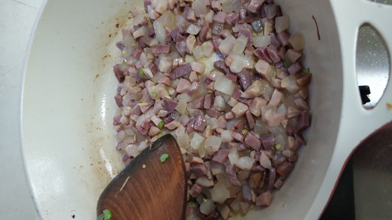 云腿煲仔饭,云腿炒出油脂,加料酒备用